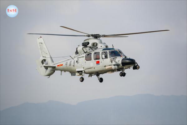 铁翼飞旋！海军某部开展平台起降、搜索营救等课目训练