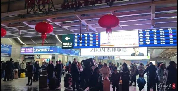 不打表，数人头！上海火车站沦为"黑车集散点"?