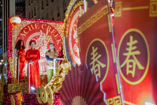 美国旧金山举行中国农历新年花车巡游