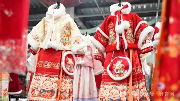 马面裙成爆款“新年战袍”！山东曹县拜年服大赚3个亿！