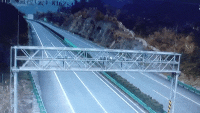 死里逃生！实习司机上高速遭遇车辆爆胎失控，起火后拆车门救出一家4口