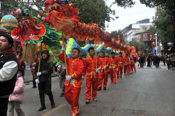 贵州雷山：龙灯花灯闹元宵