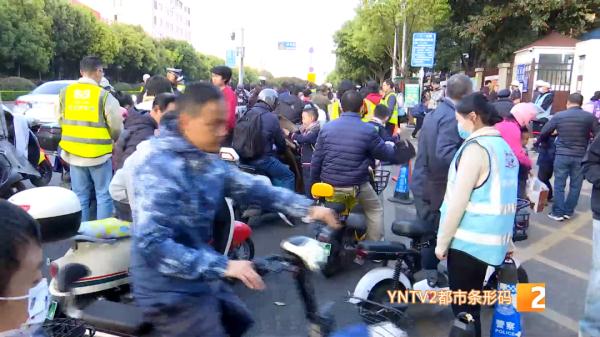 第一天上学就迟到？家长电动车坏在半路上，急哭孩子！民警这样做……