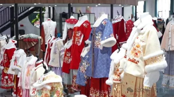 马面裙成爆款“新年战袍”！山东曹县拜年服大赚3个亿！