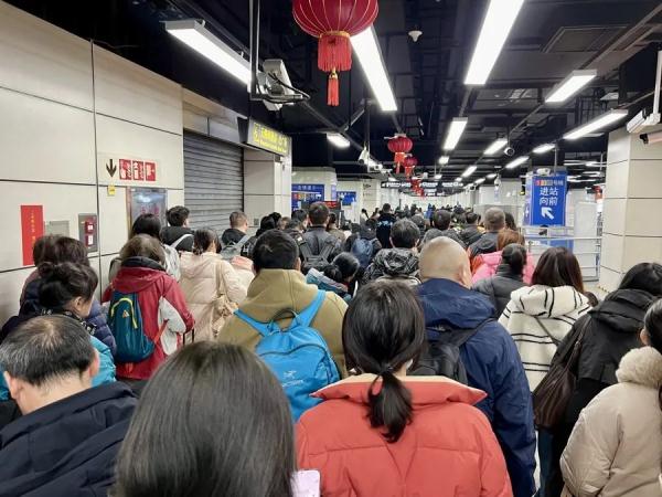 数百人排队！上海这两个地铁站被吐槽“重复安检”，回应→