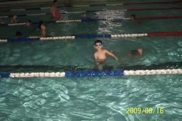 那个爱游泳的小男孩，成了真正的“飞鱼”