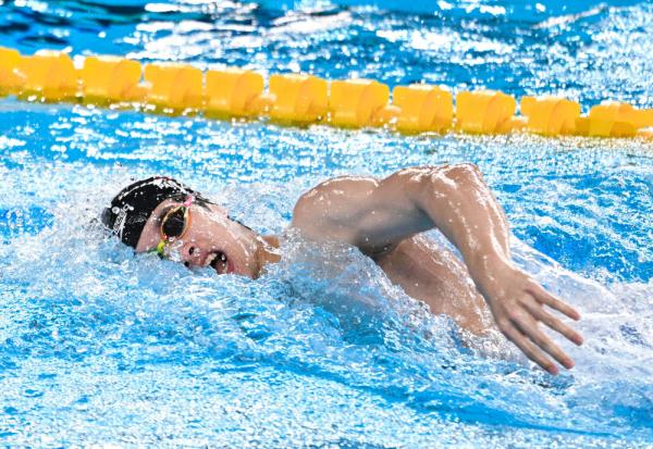 那个爱游泳的小男孩，成了真正的“飞鱼”