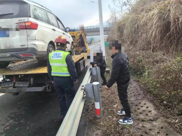 事发浙江高速！男子抛锚网上叫拖车，接下来的事让他破防…