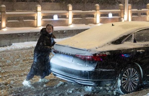 河北暴雪中的“推车女侠”，找到了！