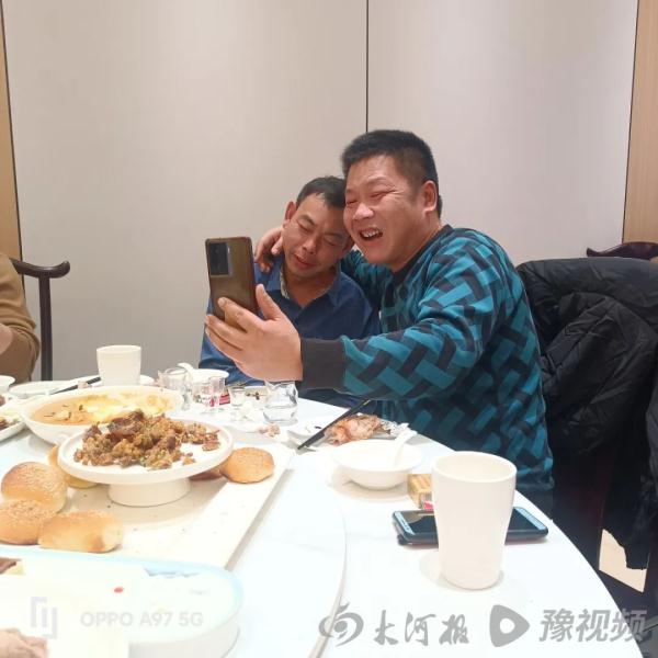 重庆男子连续十年来河南寻“恩人” ，今年终于找着了！