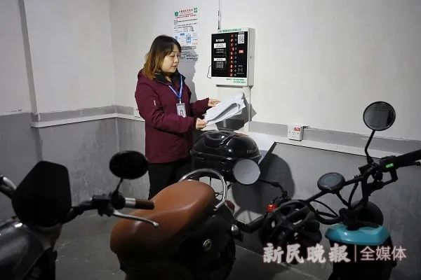 电瓶车停楼道坐垫全被划烂？上海也有居民执意带电瓶进屋