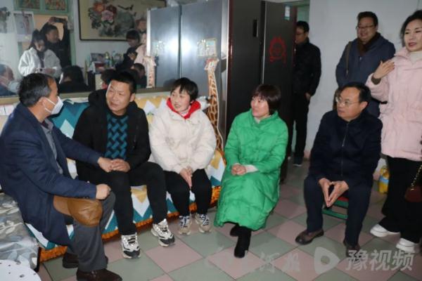 重庆男子连续十年来河南寻“恩人” ，今年终于找着了！