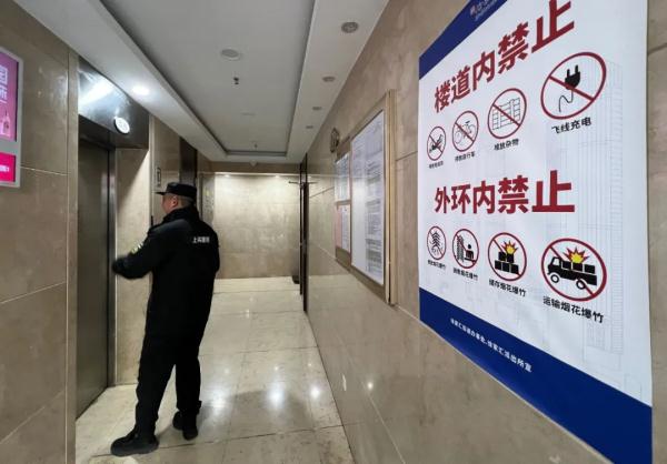 电瓶车停楼道坐垫全被划烂？上海也有居民执意带电瓶进屋