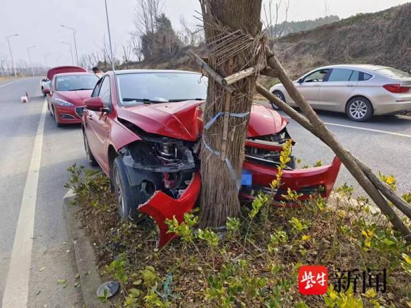 开车伸手掏手机，分心驾驶酿事故