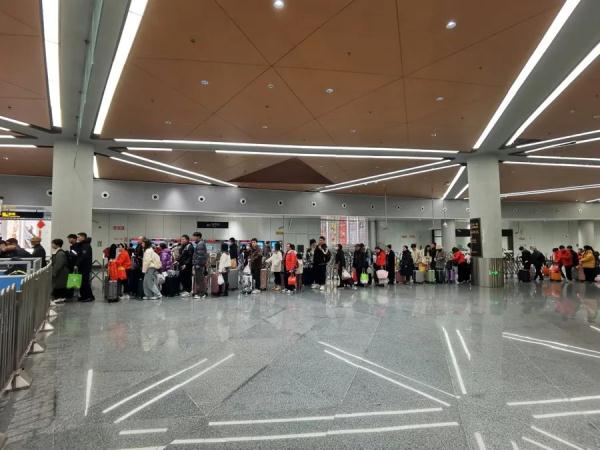 大排50米长队！上海这两个地铁站被吐槽，回应→