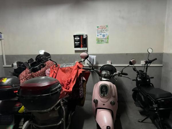 电动车违规充电危害大!上海已向74个小区开具整改单,仍有居民心存侥幸…… 电动车违规充电危害大!上海已向74个小区开具整改单,仍有居民心存侥幸……