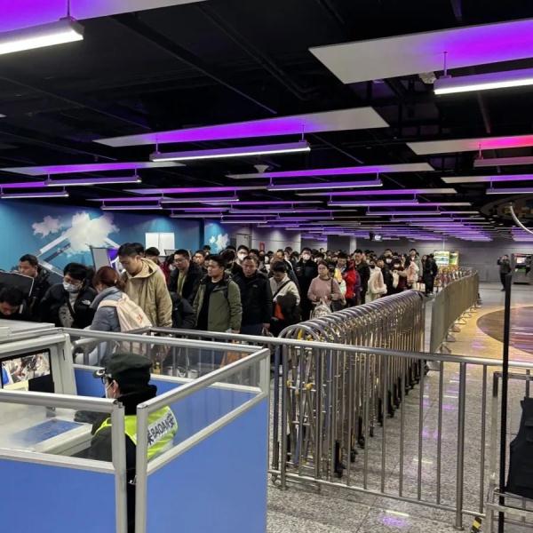 大排50米长队！上海这两个地铁站被吐槽，回应→