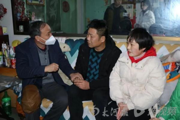 重庆男子连续十年来河南寻“恩人” ，今年终于找着了！