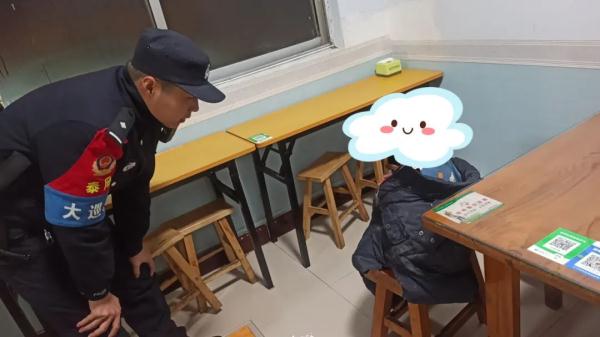 凌晨5点的大街上，三四岁的小女孩光腿赤脚走着……