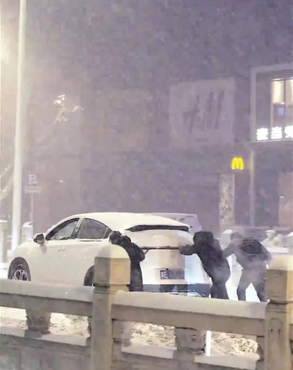 河北暴雪中的“推车女侠”，找到了！