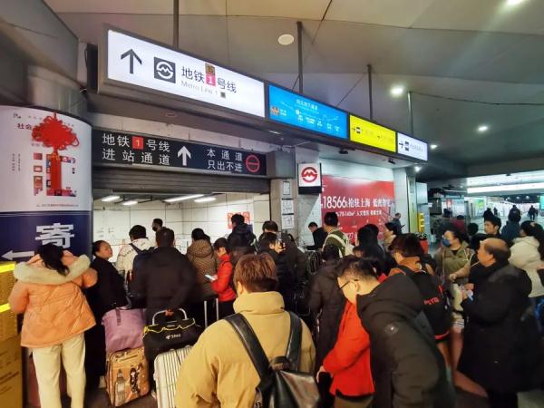大排50米长队！上海这两个地铁站被吐槽，回应→
