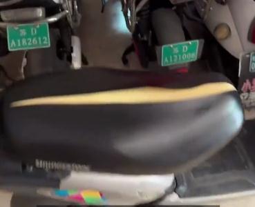 电瓶车停楼道坐垫全被划烂？上海也有居民执意带电瓶进屋