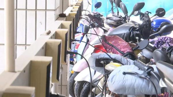 违规停放、插排老旧，电动车乱停乱充电何以积重难返