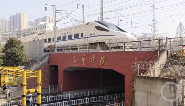武汉一大学校门上跑火车？校方：因地制宜