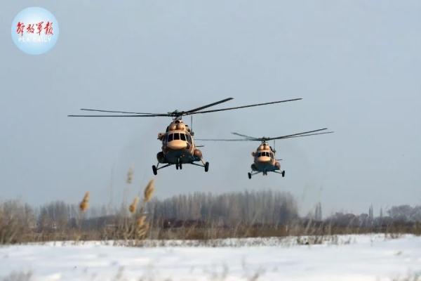 战鹰列阵，铁翼飞旋！直击多型多架直升机飞行训练