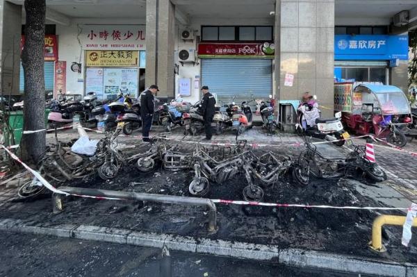 随手一抛,竟烧毁6辆电动自行车! 随手一抛,竟烧毁6辆电动自行车!