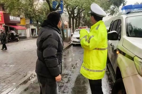 “这是军人的本能！”他们向险而行，挺身而出