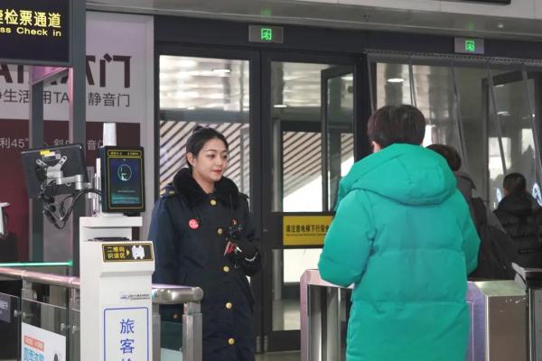 这些旅客，下了火车别着急出站！