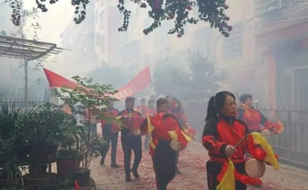 一线排长嫁给机关参谋，新婚首月双双立功受奖！