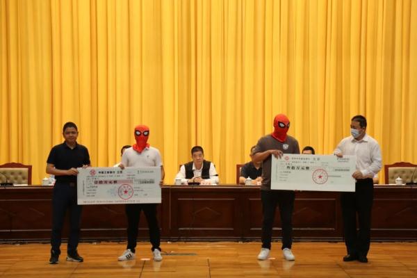 深圳外卖小哥立大功！接单后，这东西引起他的警觉…