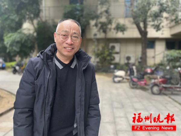 突发!福州一小学生悬在四楼外!老曾冲了上去…… 突发!福州一小学生悬在四楼外!老曾冲了上去……