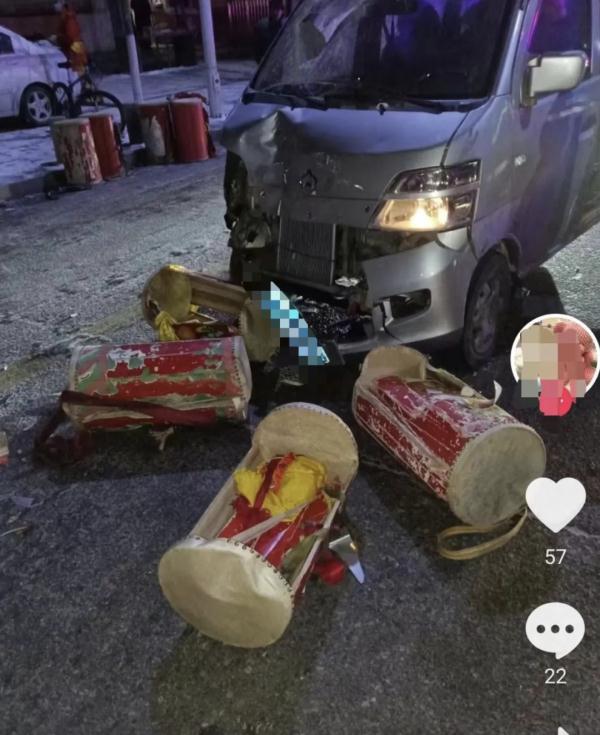 11人受伤!一社火表演队被车冲撞 11人受伤!一社火表演队被车冲撞