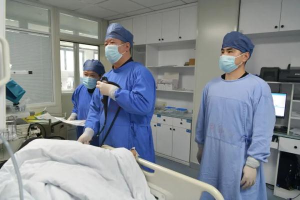 中段时取出了长约2厘米的鱼刺内镜下在老人胃窦部内镜中心接诊医生