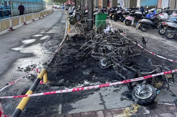 随手一抛,竟烧毁6辆电动自行车! 随手一抛,竟烧毁6辆电动自行车!