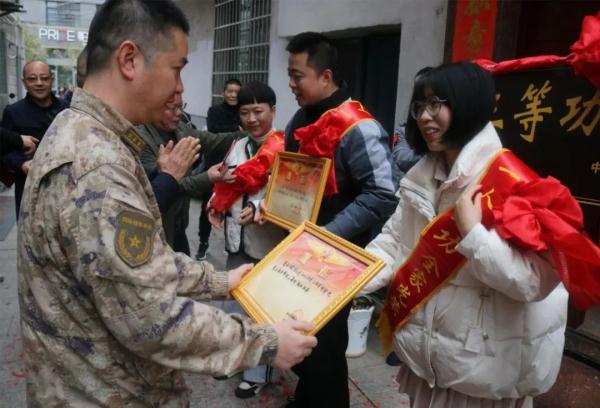 一线排长嫁给机关参谋，新婚首月双双立功受奖！