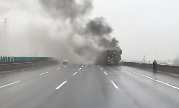 上海一高速公路半挂货车起火，后方拥堵数公里