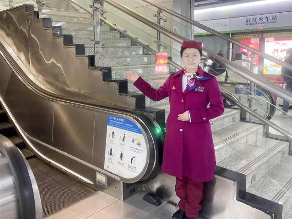 武汉地铁惊险一幕！她“滑跪”到电梯口……