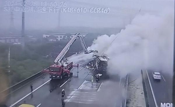 上海一高速公路半挂货车起火，后方拥堵数公里