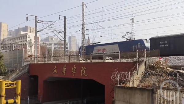 武汉一大学校门上跑火车？校方：因地制宜
