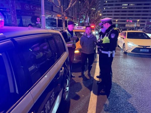 多部门联合执法 打击上海火车站“黑车”非法运营 多部门联合执法 打击上海火车站“黑车”非法运营