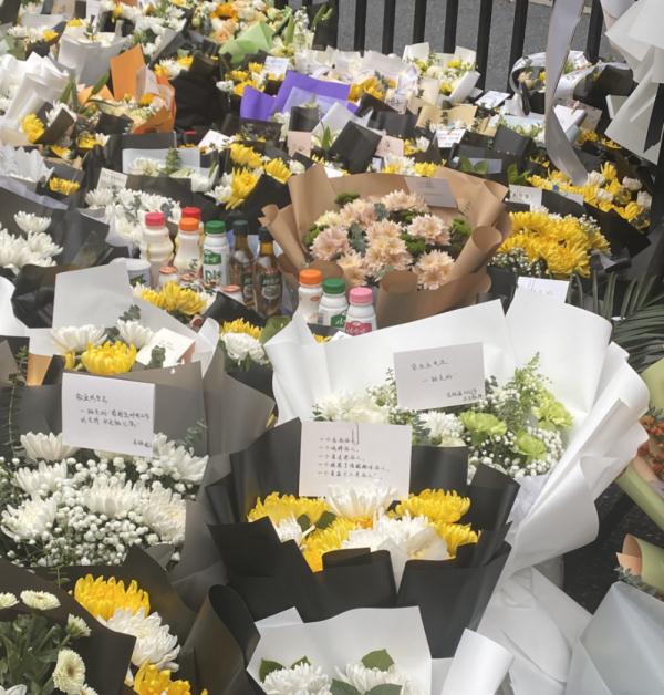 直击宗庆后追思会：娃哈哈门口鲜花成山，民众冒雨深情送别