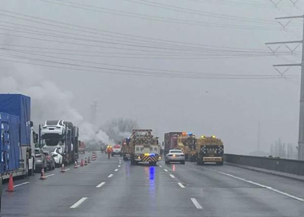 上海一高速公路半挂货车起火，后方拥堵数公里