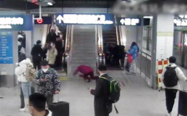 武汉地铁惊险一幕！她“滑跪”到电梯口……