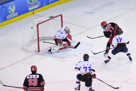 十四冬冰球项目青年男子组决赛黑龙江队摘得金牌