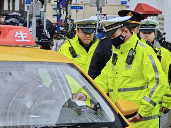 多部门联合执法 打击上海火车站“黑车”非法运营 多部门联合执法 打击上海火车站“黑车”非法运营