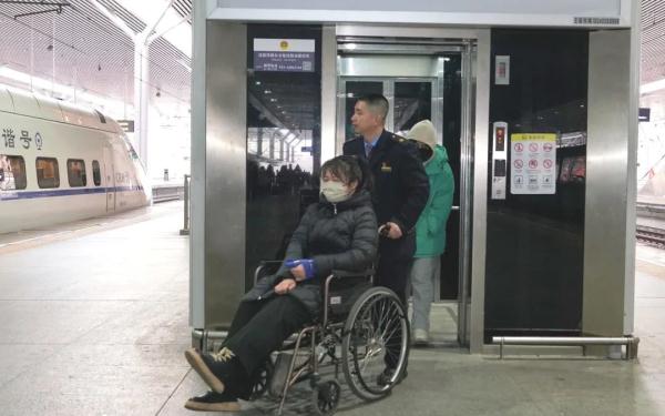 这些旅客，下了火车别着急出站！